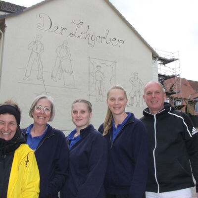 (V.li.) Künstlerin Patricia Magdalene Keil mit Meike, Mariola, Muriel und Markus Jerrentrup, die das Fassadenbild der Lohgerber in Auftrag gegeben haben.